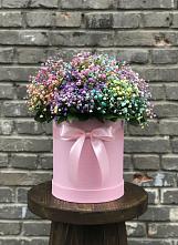 Цветочная композиция из Гипсофила и Розы в шляпной коробке в Кудиново