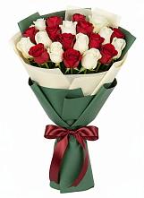 Букет Микс из красных и белых роз в Кудиново