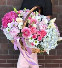 Композиция солнечный день в Кудиново Цветочная композиция из Розы, Хризантемы, Пионы и Лизиантусы в корзине в Кудиново