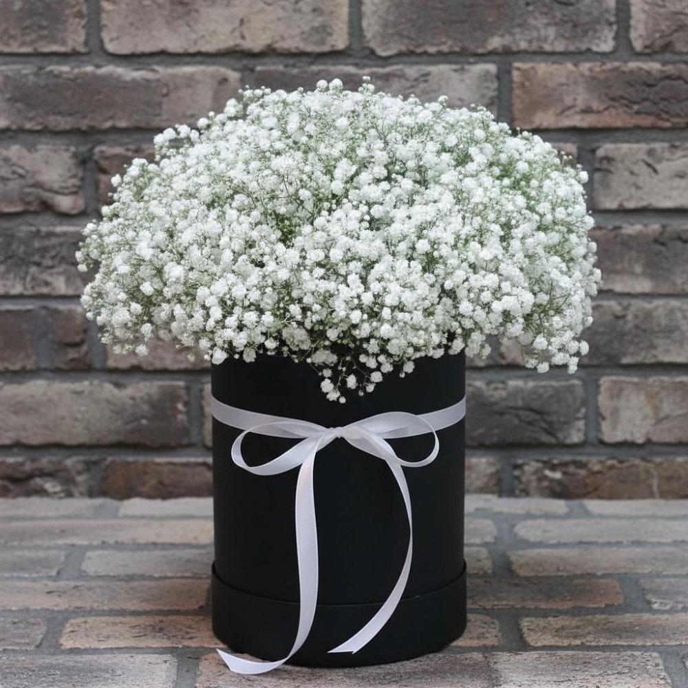 Цветочная композиция из Гипсофила в шляпной коробке в Кудиново