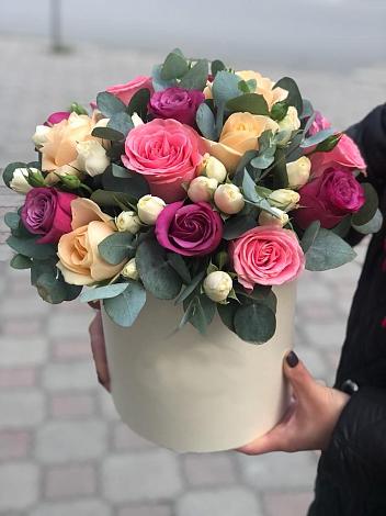 Цветочная композиция из Розы в шляпной коробке в Кудиново