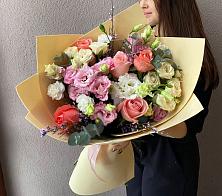 Букет цветов из:  Розы, Лизиантусы и Гвоздики в Кудиново