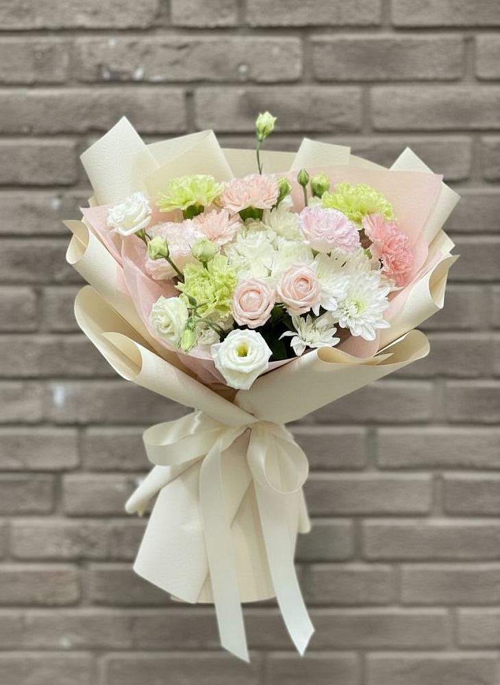 Букет цветов из: Гвоздики, Розы, Лизиантусы и Хризантемы в Кудиново