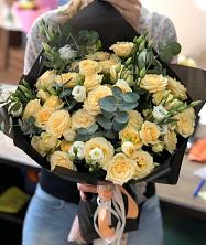 Букет птица счастья в Кудиново Букет цветов из: Розы и Лизиантусы в Кудиново