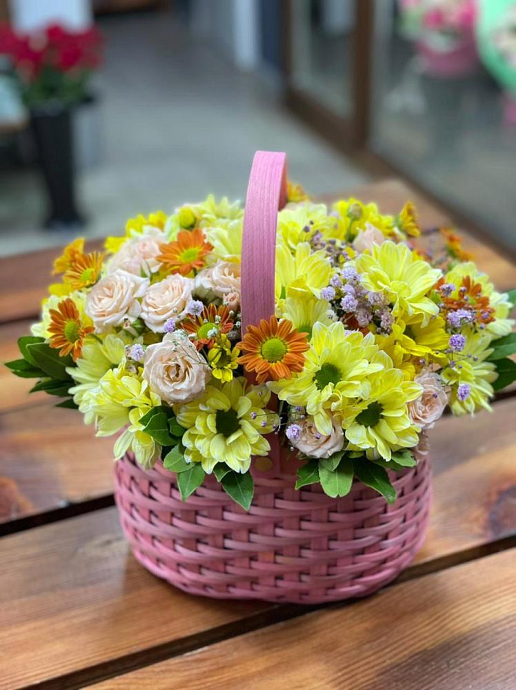 Цветочная композиция из Хризантемы и Розы в корзине в Кудиново