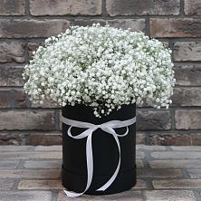 Цветочная композиция из Гипсофила в шляпной коробке в Кудиново