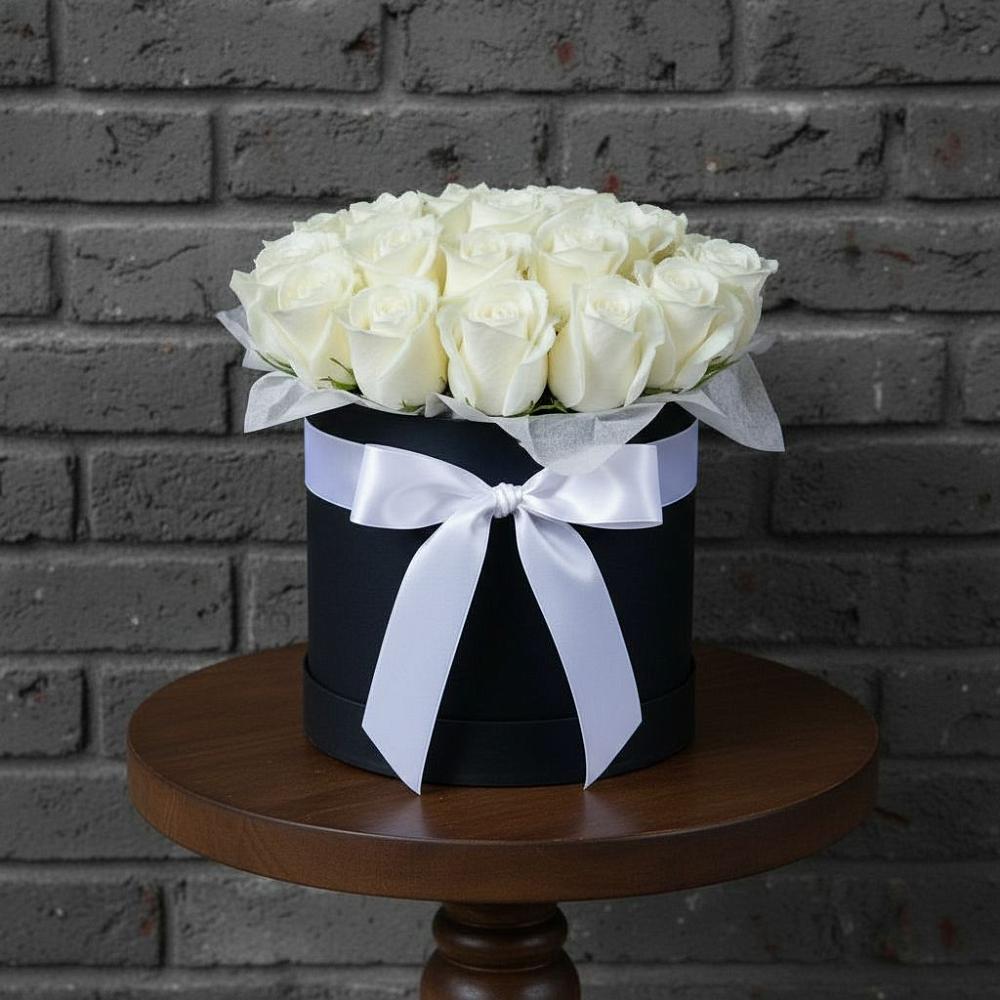 Цветочная композиция из Розы в шляпной коробке в Кудиново