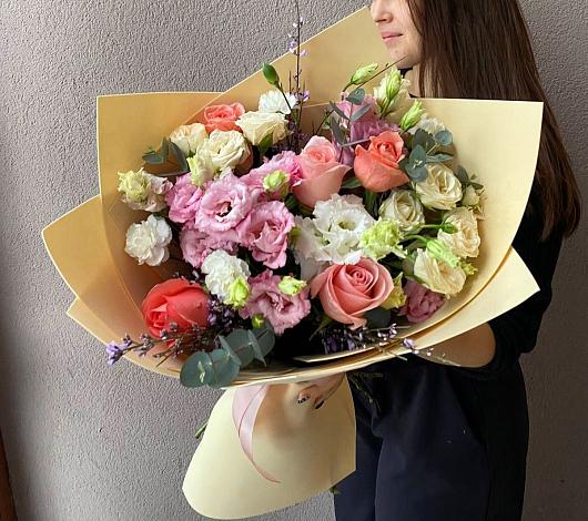 Букет цветов из: Розы, Лизиантусы и Гвоздики в Кудиново