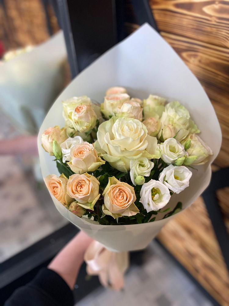 Букет цветов из: Розы и Лизиантусы в Кудиново